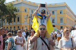 В Одессе развернули 30-метровый флаг Украины на Потемкинской лестнице (ФОТО)