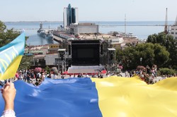 В Одессе развернули 30-метровый флаг Украины на Потемкинской лестнице (ФОТО)