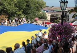 В Одессе развернули 30-метровый флаг Украины на Потемкинской лестнице (ФОТО)