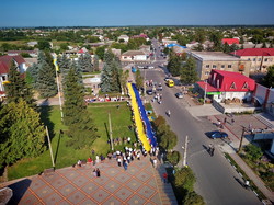 На севере Одесской области по городку Любашевка пронесли 30-метровый флаг Украины (ВИДЕО)