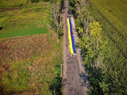 На севере Одесской области по городку Любашевка пронесли 30-метровый флаг Украины (ВИДЕО)