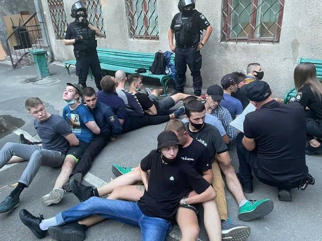 В Одессе отправили под домашний арест радикальных активистов, которые напали на полицию