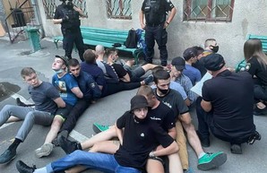 В Одессе отправили под домашний арест радикальных активистов, которые напали на полицию