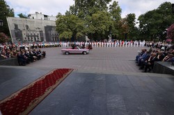 День города в Одессе: подняли флаг у мэрии и возложили цветы к памятникам основателям города