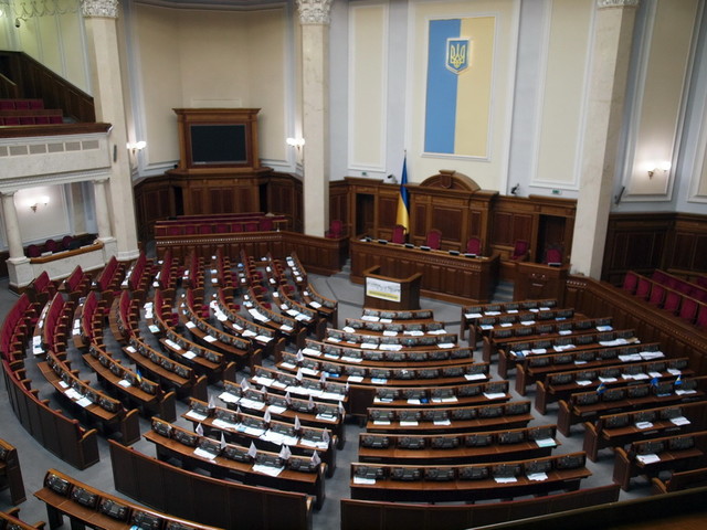 Парламент отправил в отставку своего председателя Разумкова