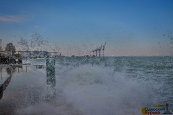 В Одессе можно увидеть первый осенний шторм на море (ФОТО, ВИДЕО)