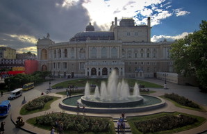 В Одессе будет еще несколько дней работать фонтан около Оперного театра
