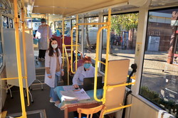 Одесситов вакцинируют от ковида в трамвае (ФОТО)