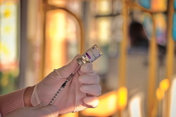Одесситов вакцинируют от ковида в трамвае (ФОТО)