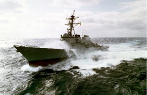 Американский эсминец "Арли Берк" идет в Черное море