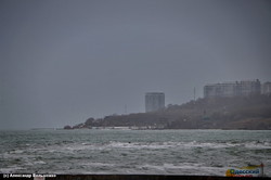 В Одессе на море бушует шторм (ВИДЕО)