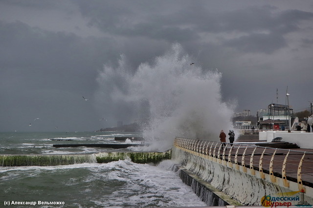 В Одессе на море бушует шторм (ВИДЕО)