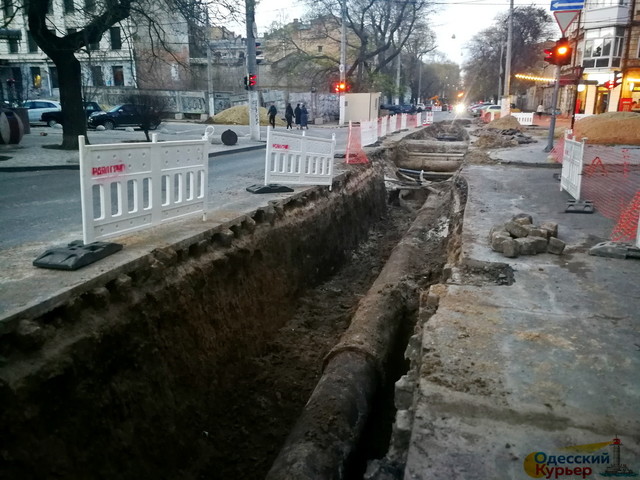 Как в Одессе ремонтируют водопровод в центре города (ФОТО)
