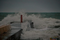 В Одессе показали шторм на море в Аркадии (ВИДЕО)