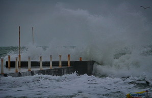 В Одессе показали шторм на море в Аркадии (ВИДЕО)