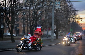 По Одессе едет парад байкеров Санта-Клаусов (ФОТО, ВИДЕО)