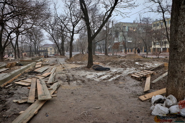 Как в Одессе ремонтируют сквер Регенсбург на Старопортофранковской (ФОТО)