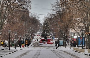 Одессу продолжает заваливать снегом (ФОТО)