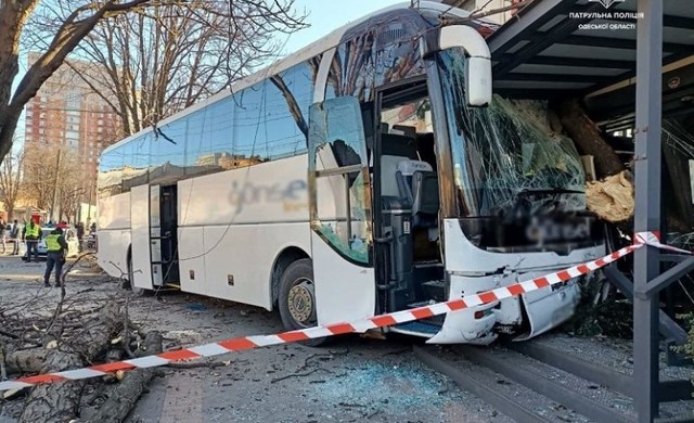 В Одессе водителю рейсового автобуса стало плохо за рулем: он врезался в здание