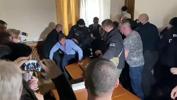 Драка в Одесском горсовете: нардеп ломал челюсти и срывал заседание земельной комиссии