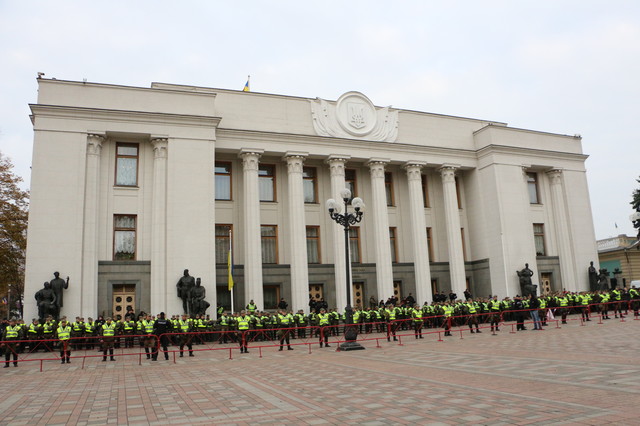 Верховная Рада может собраться на внеочередное заседание из-за скандальных депутатов