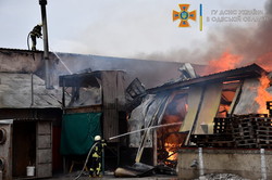 В Одессе горели старый особняк и заводской цех