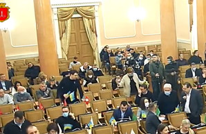 Как в одесском горсовете депутат издевался над флагом Украины (ВИДЕО)