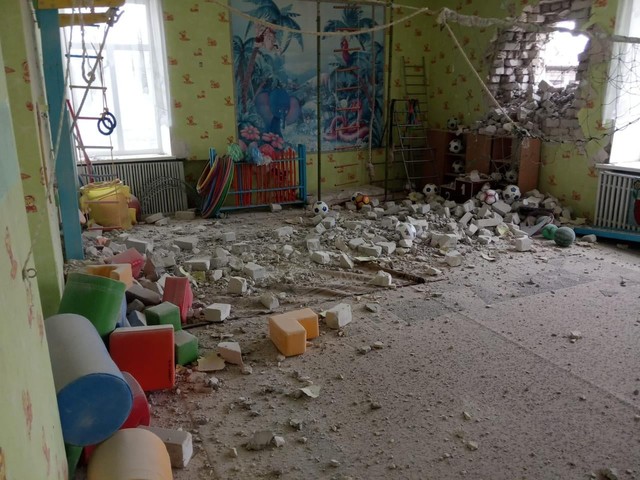 Сепаратисты обстреляли Станицу Луганскую: пострадали детский сад и железнодорожная станция