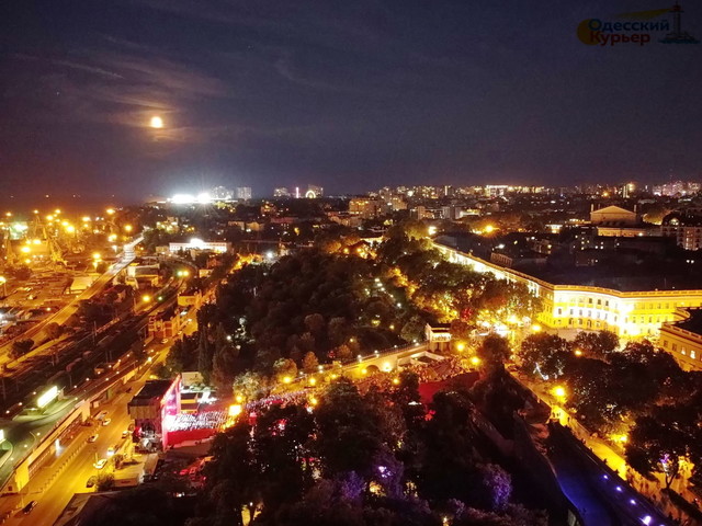 В Одессе на высотных домах сирийского застройщика остались зажженные сигнальные огни