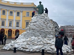 В Одессе укрепили памятник Дюку