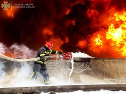 Одесские пожарные показали, как тушили обстрелянное русскими нефтехранилище (ФОТО, ВИДЕО)