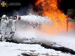 Одесские пожарные показали, как тушили обстрелянное русскими нефтехранилище (ФОТО, ВИДЕО)