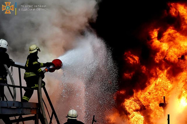 Одесские пожарные показали, как тушили обстрелянное русскими нефтехранилище (ФОТО, ВИДЕО)
