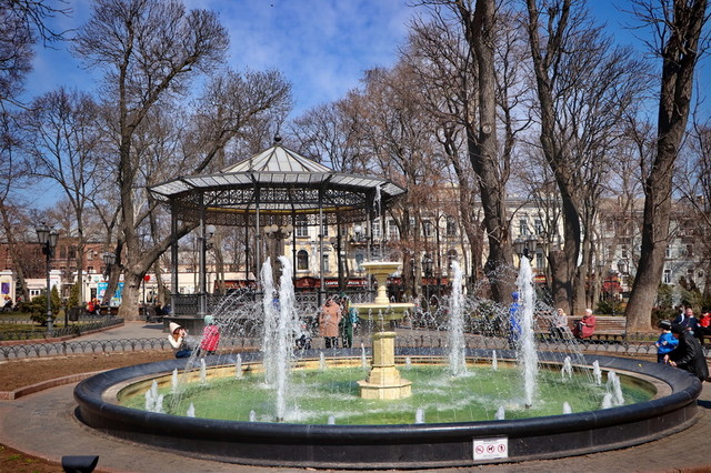 В Одессе включили фонтан в Городском саду (ВИДЕО)
