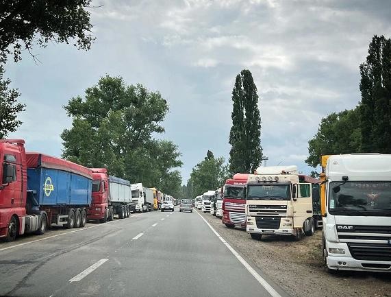 Біля прикордонних КПП влаштують майданчики для відстою автомобілі
