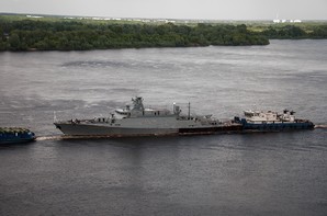 Изрешеченный русский корвет буксируют по реке Волга (ФОТО)