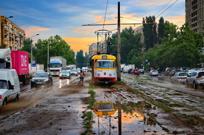 В Одесі через зливу не працюють деякі маршрути трамваїв та тролейбусів (ВІДЕО)