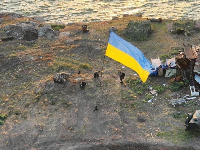 Острів Зміїний тепер під прапором України (ФОТО, ВІДЕО)