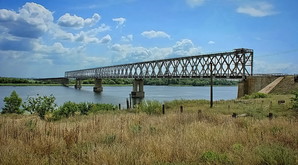 Поромну переправу через Дніпро біля Антонівського мосту під Херсоном видно з космосу (ВІДЕО)