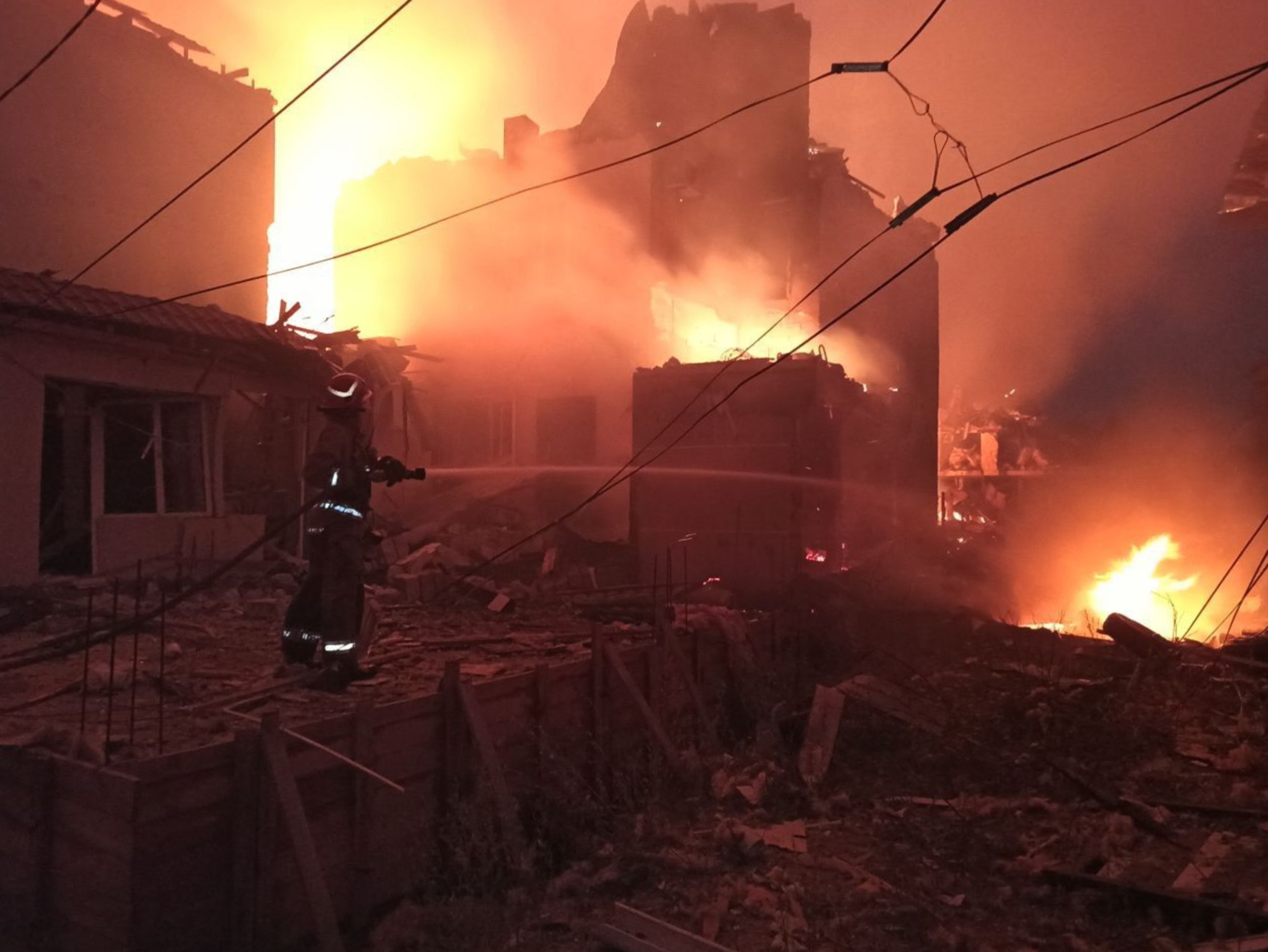 Украина страдает. Разрушенный дом. Взрыв здания. Пожары за последние сутки. Пожар West Garden.