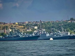 Флот росії загрожує обстрілами Одесі та втратив половину авіації: унікальні фото та відео