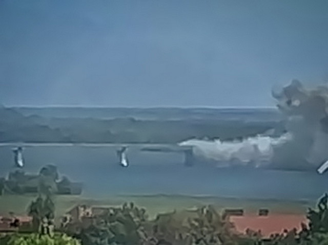 Опубліковані унікальні кадри вибухів та знищення понтонної переправи під Антоновським мостом (ВІДЕО)