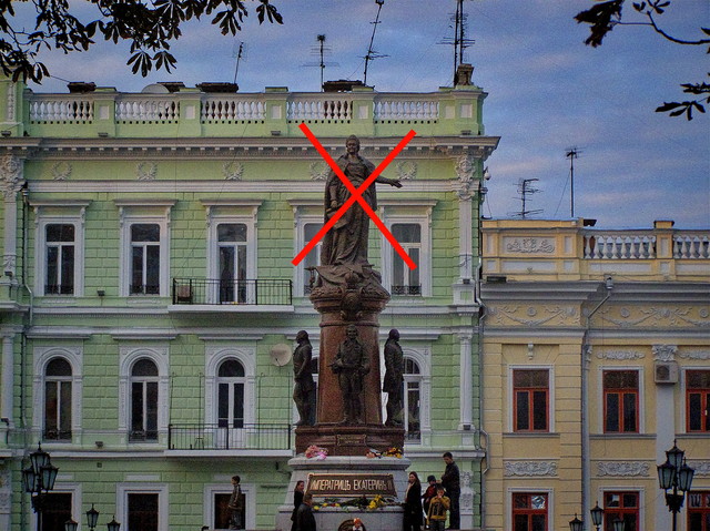 Пам'ятник російській імператриці в Одесі: як його захищають фанати "русского мира" (ВІДЕО)