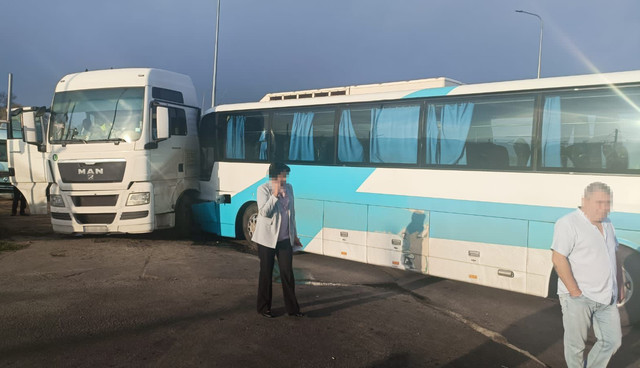 В Одеській області вантажівка зіткнулася з автобусом: є постраждалі