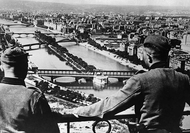 На снимке - немецкие оккупанты плюют на Париж с Эйфелевой башни.