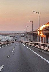 Керченський міст пошкоджений вибухами: як це сталося (ВІДЕО)