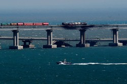 Як російські катери патрулювали біля палаючого Кримського моста (ФОТО, ВІДЕО)
