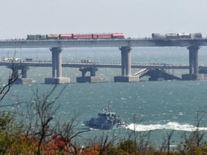 Як російські катери патрулювали біля палаючого Кримського моста (ФОТО, ВІДЕО)
