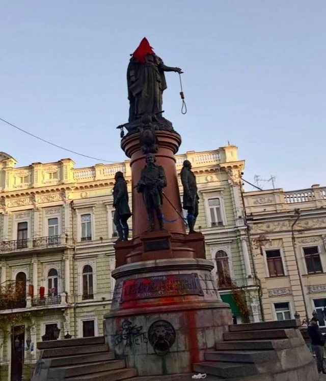 В Одесі перетворили пам'ятник російській імператриці на ката українського народу (ФОТО, ВІДЕО)