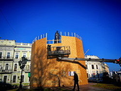 В Одесі почали зносити пам'ятник російській імператриці (ФОТО, ВІДЕО)